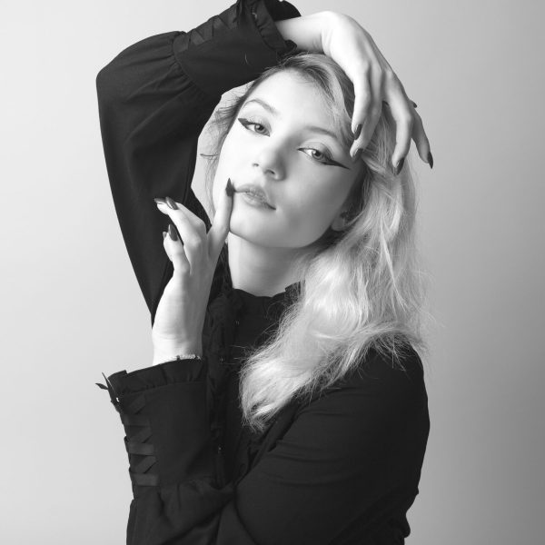 modelka z mocnym makijażem blond długimi włosami w czarnej koszuli na biało czarnej fotografii w Rzeszowie